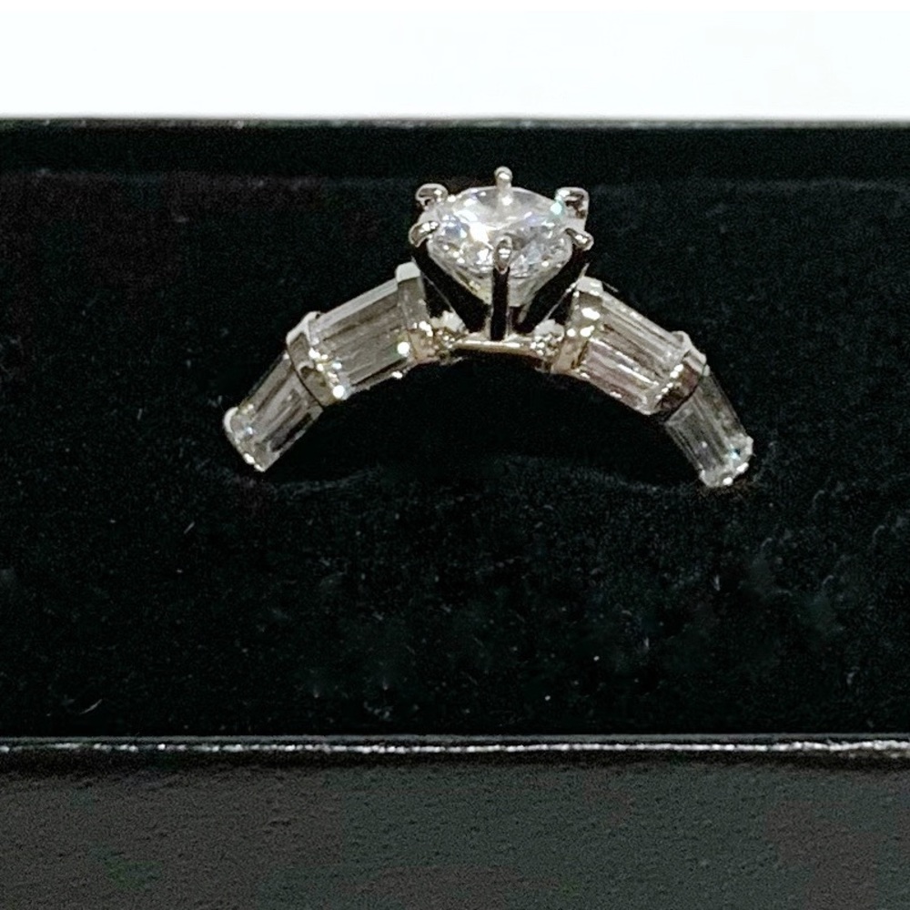 NIB - 925 Sterling Silver CZ ring